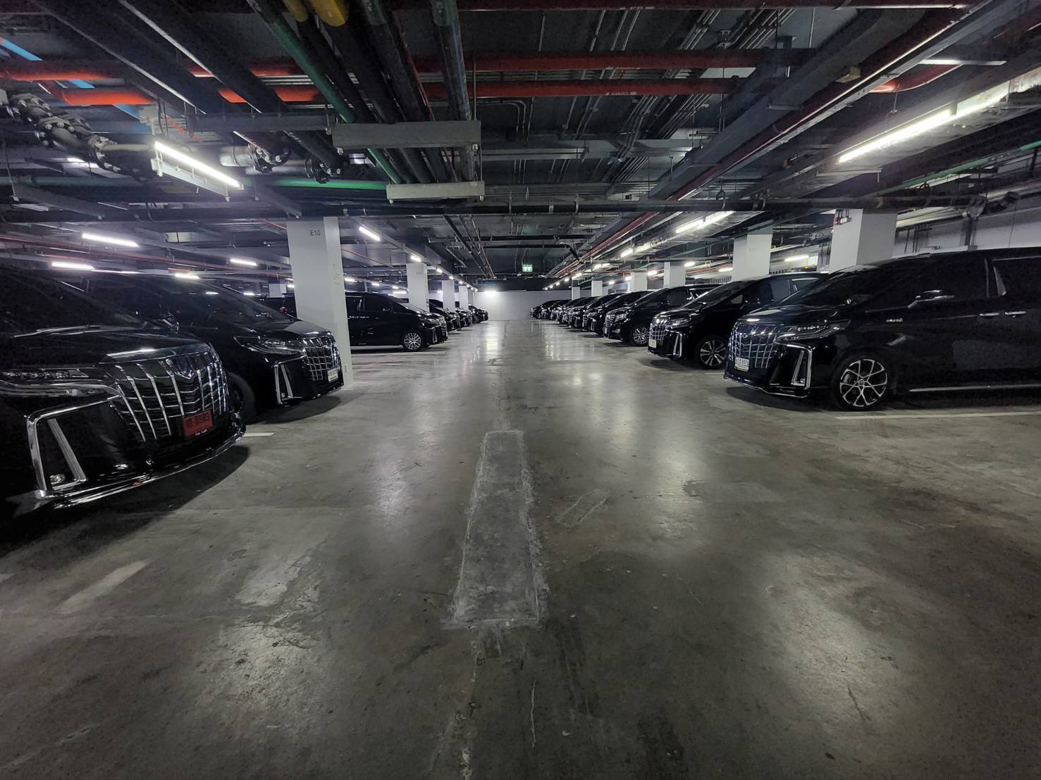 เช่ารถ Alphard ดูแลแขก vip